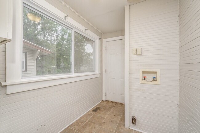 Foto del edificio - "Charming 2-Bed Haven in Riverside – Your Wichita Retreat Awaits!"