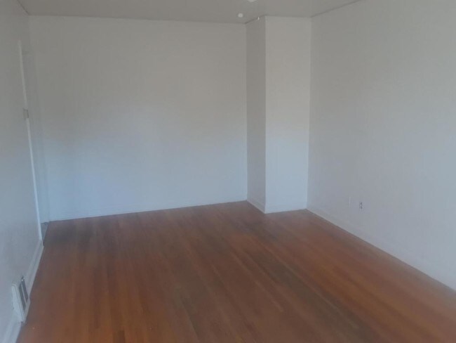 Building Photo - 705 SE Byers