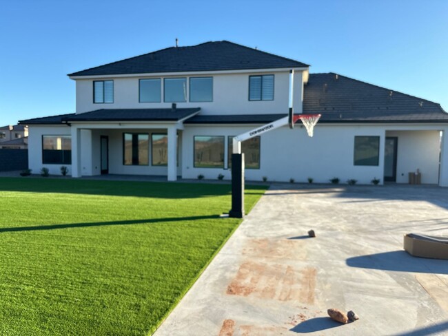 Foto del edificio - 6 bed / 4 bath / 3 car garage custom home ...