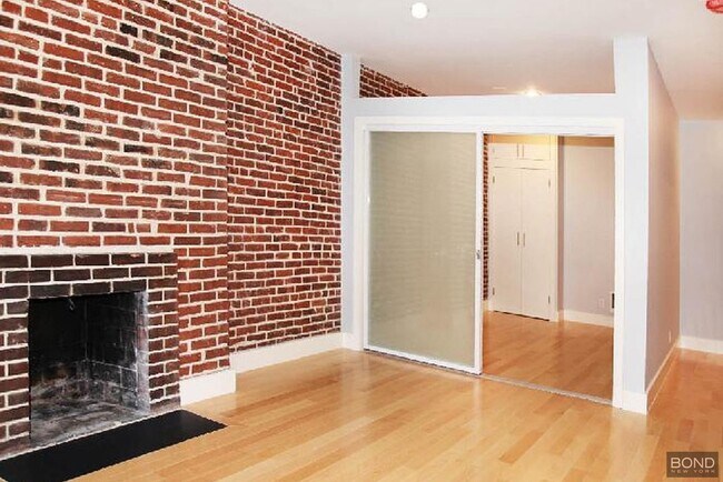 Foto del edificio - 349 E 52nd St