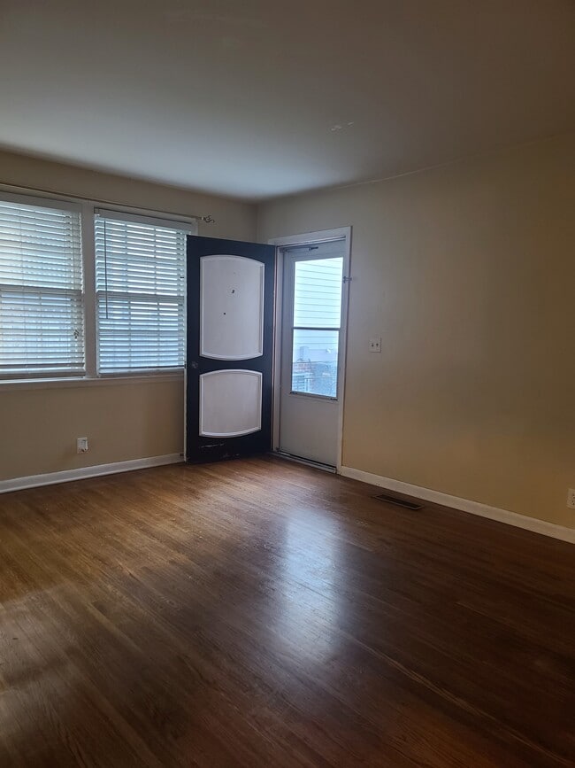 Building Photo - 2907 W Linden Ave