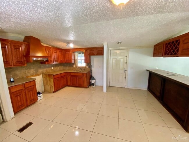 Building Photo - 14 Rd Runner St