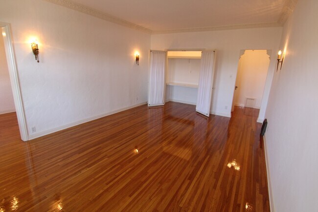 Foto del edificio - 437 N Sycamore Ave