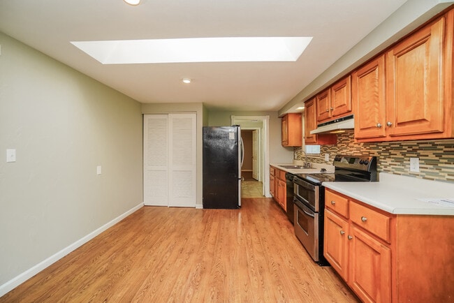 Foto del edificio - 333 Brownstone Dr