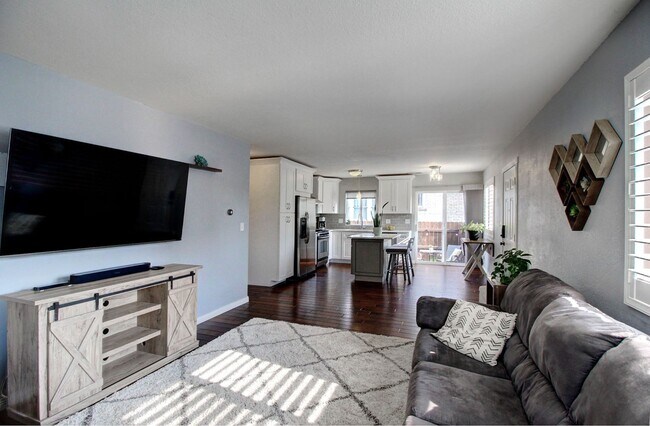 Foto del edificio - 3BD, 2BA Front side Duplex with Private Front Yard, Near Sloan's Lake