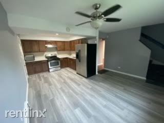 Foto del edificio - 3 br, 1.5 bath Townhome - 8216 S Dobson Ave