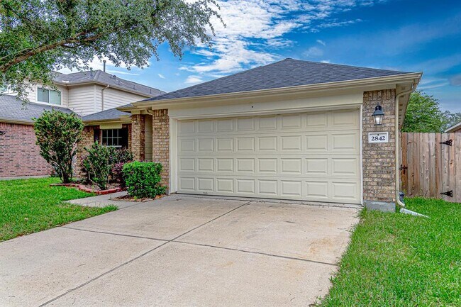 Foto del edificio - 2842 Lakecrest River Dr