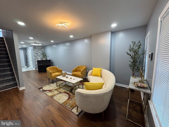 Foto del edificio - 739 E 10th St