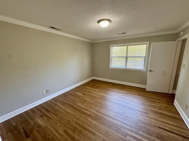 Foto del edificio - 16374 Oakdale Rd