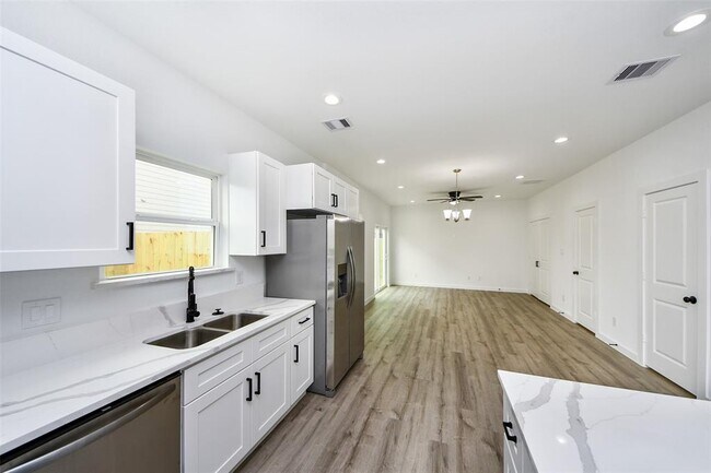 Foto del edificio - 8501 Autumn Ln