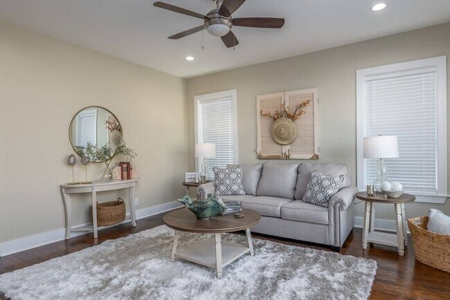 Building Photo - Tour Today! 2 bedroom at 321 S. Bois D'Arc!