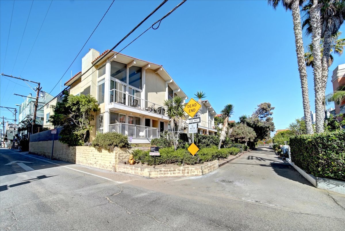 Primary Photo - 15 Spinnaker St