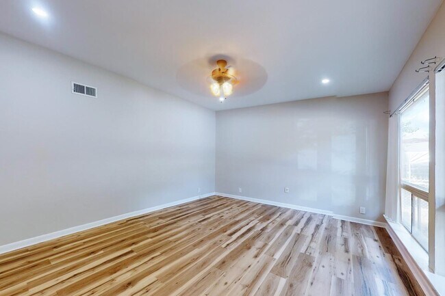 Foto del edificio - 1025 Louise Ln