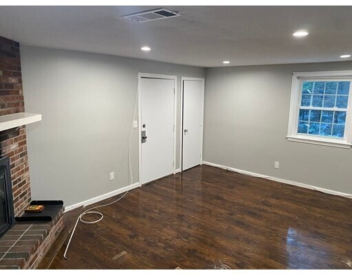 Building Photo - 19 Meadowbrook Ln