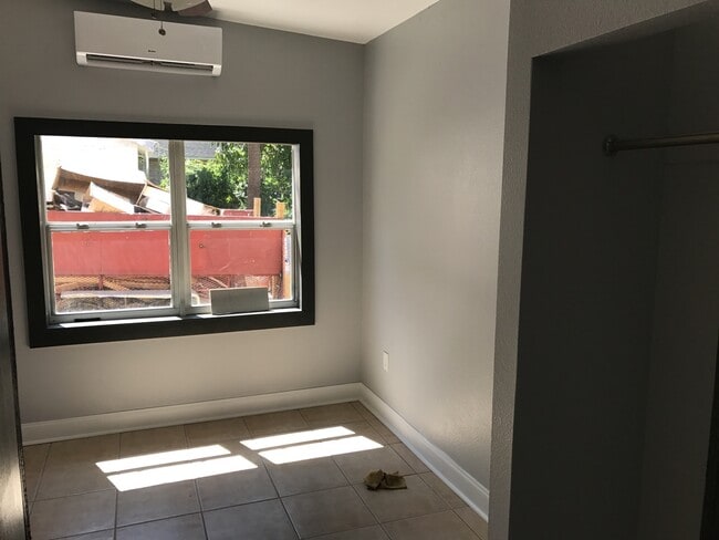 Building Photo - Large Remodeled Home Close to UT and Downtown