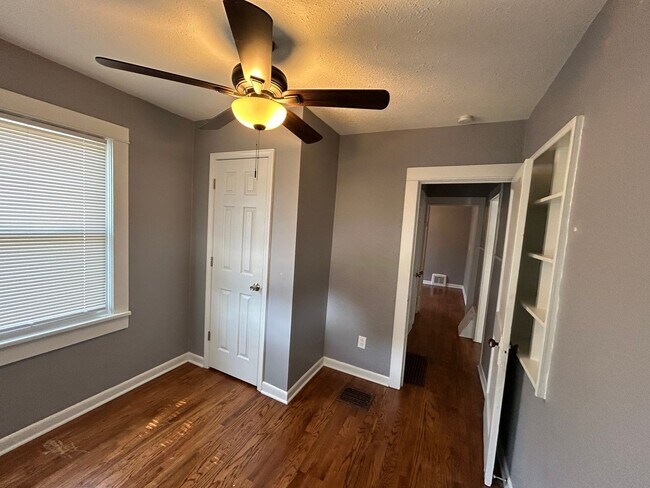 Foto del edificio - 3 bedroom with fenced in yard