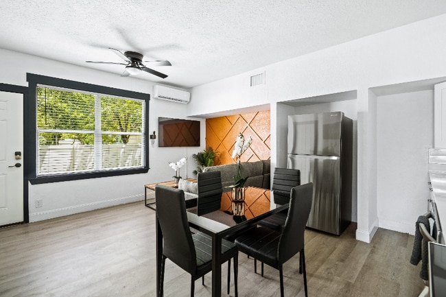 Photo - 209 W Gladys St Apartment