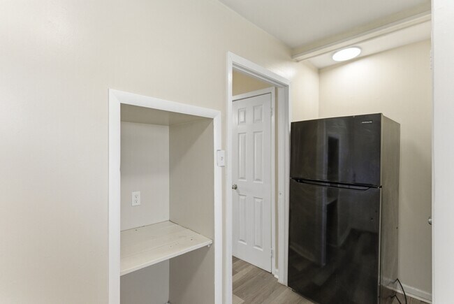 Building Photo - 109 N Cruze St