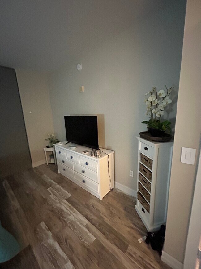 Building Photo - 3000 Oasis Grand Blvd