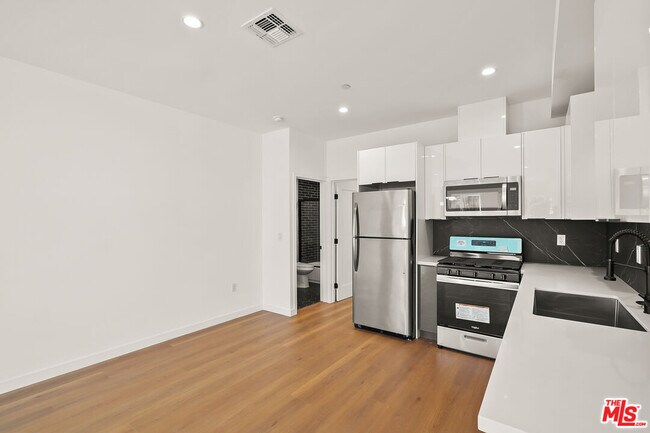 Building Photo - 1733 S New Hampshire Ave
