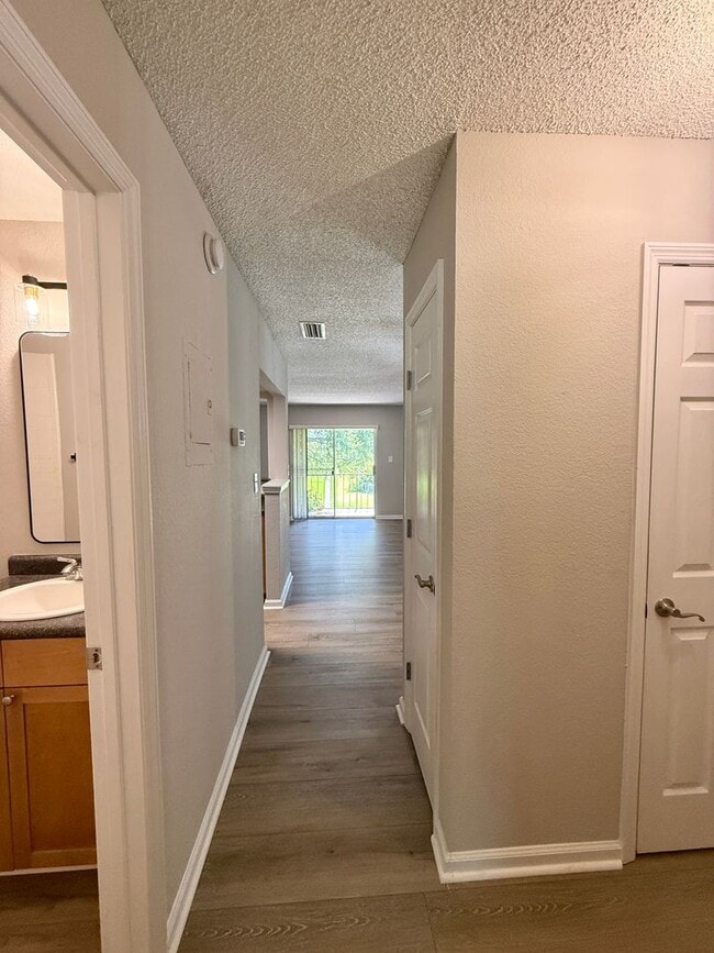 Building Photo - STRATFORD CONVENIENT 1/1 CONDO IN SEMINOLE...