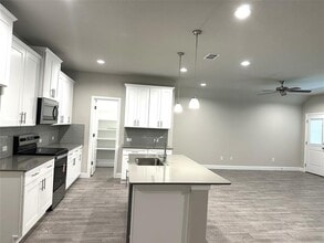 Building Photo - 211 Tristan St