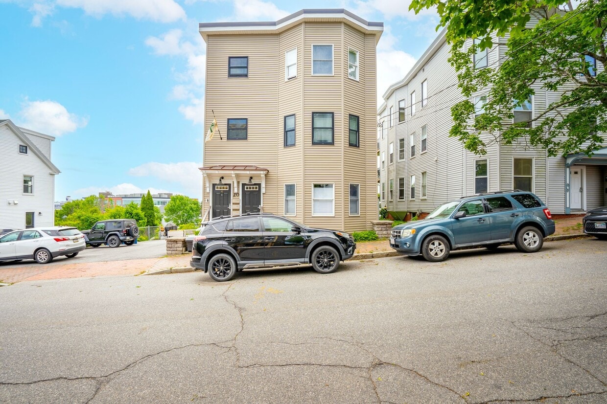 Primary Photo - 20 Sheridan St