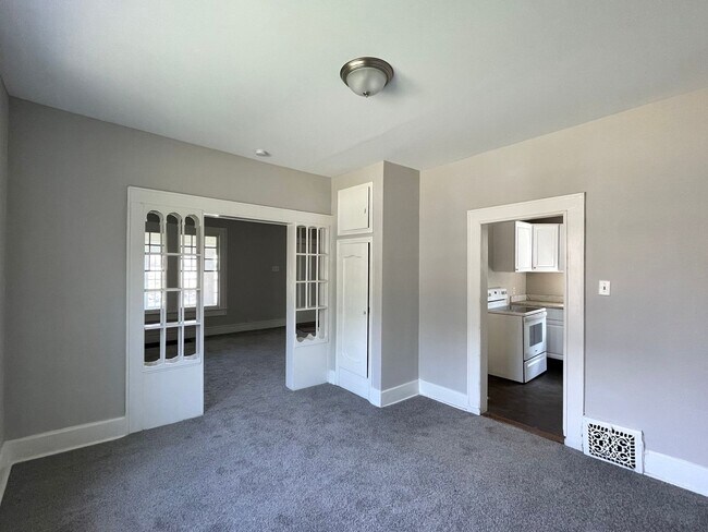 Building Photo - Multi Family Home 3 Bedroom and 1 Bath For Rent - Coming Soon