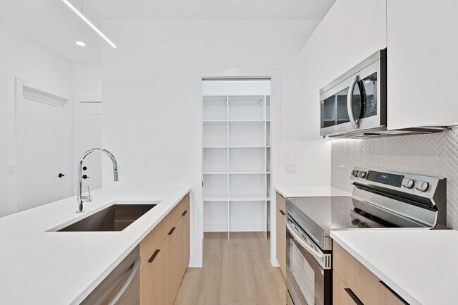 Building Photo - East Lakeview / Wrigleyville - Brand New C...