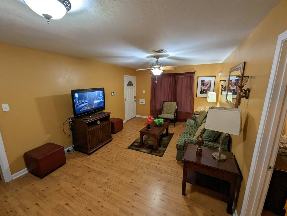 Foto principal - 6335 Franklin Ave