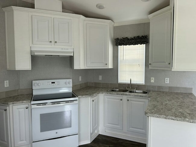 Building Photo - 6941 MacDonald Ct