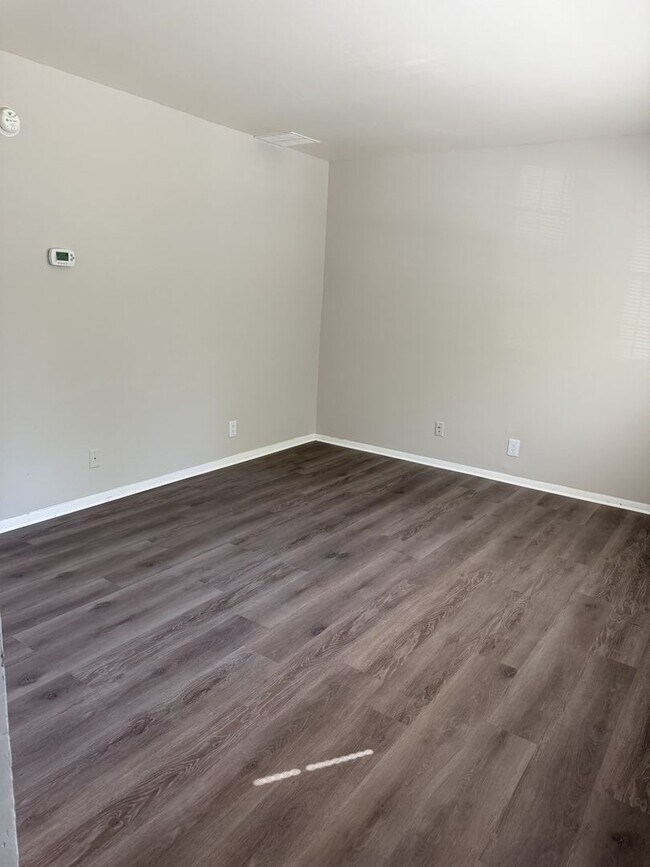 Building Photo - 4905 Lakeside Dr