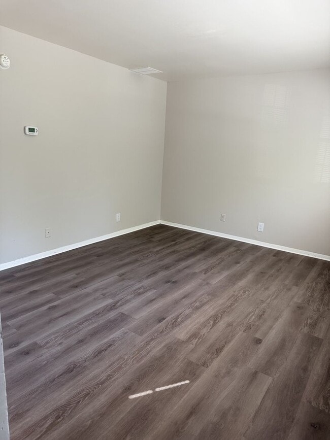 Building Photo - 4905 Lakeside Dr