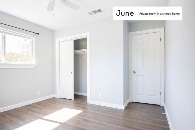 Foto del edificio - Private bedroom in 3 bed/2 bath Home