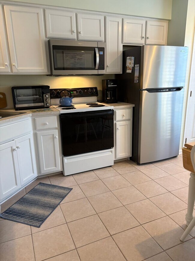 Foto del edificio - 3 BR, 2.5 BA Versailles Townhouse - Pet Friendly, Bike to Beach