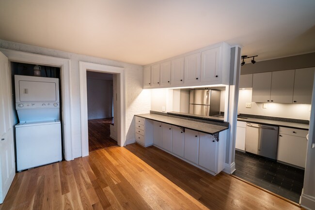 Building Photo - 555 S 4th St