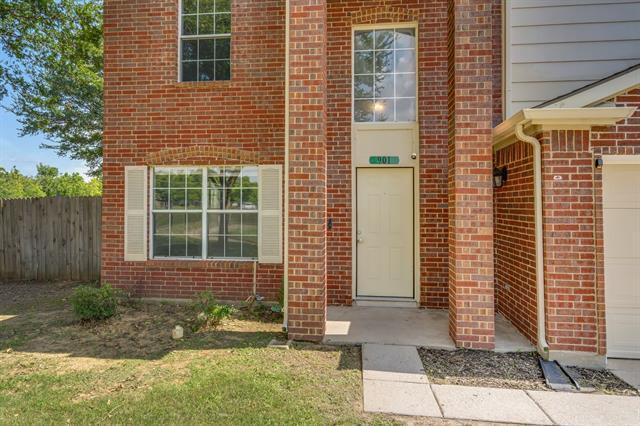 Building Photo - 901 Greenbend Dr
