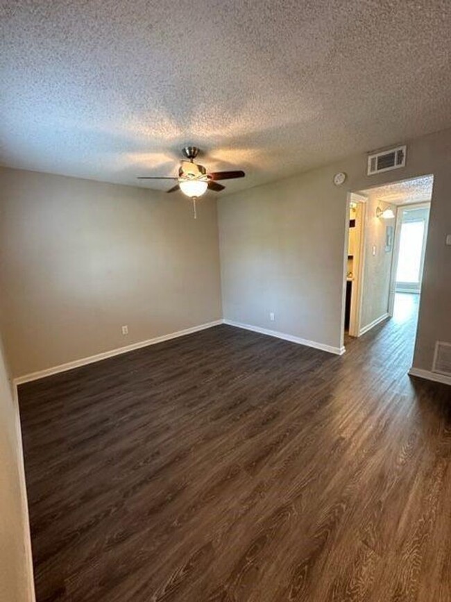 Foto del edificio - 2401 Manor Rd