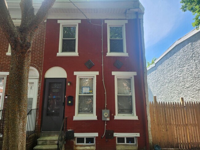 Building Photo - 3 Bedroom End Unit, in Wilmington