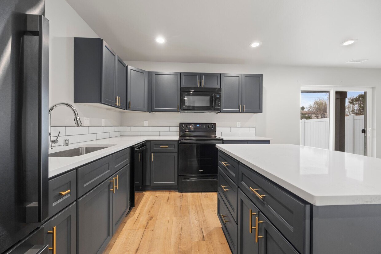 336338 W 6th St Unit 336, Warden, WA 98857 Room for Rent in Warden