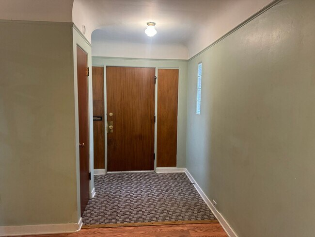 Building Photo - Charming 4 Bed, 2 Bath in Convenient Locat...