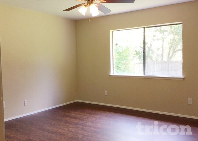 Foto del edificio - 7110 Christie Ln