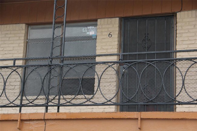 Building Photo - 2402 Berry St