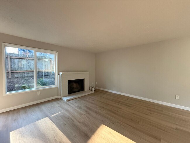 Foto del edificio - NOW SHOWING - RENOVATED Townhome Style Apartment In Raleigh Hills - See Listing for DETAILS and S...
