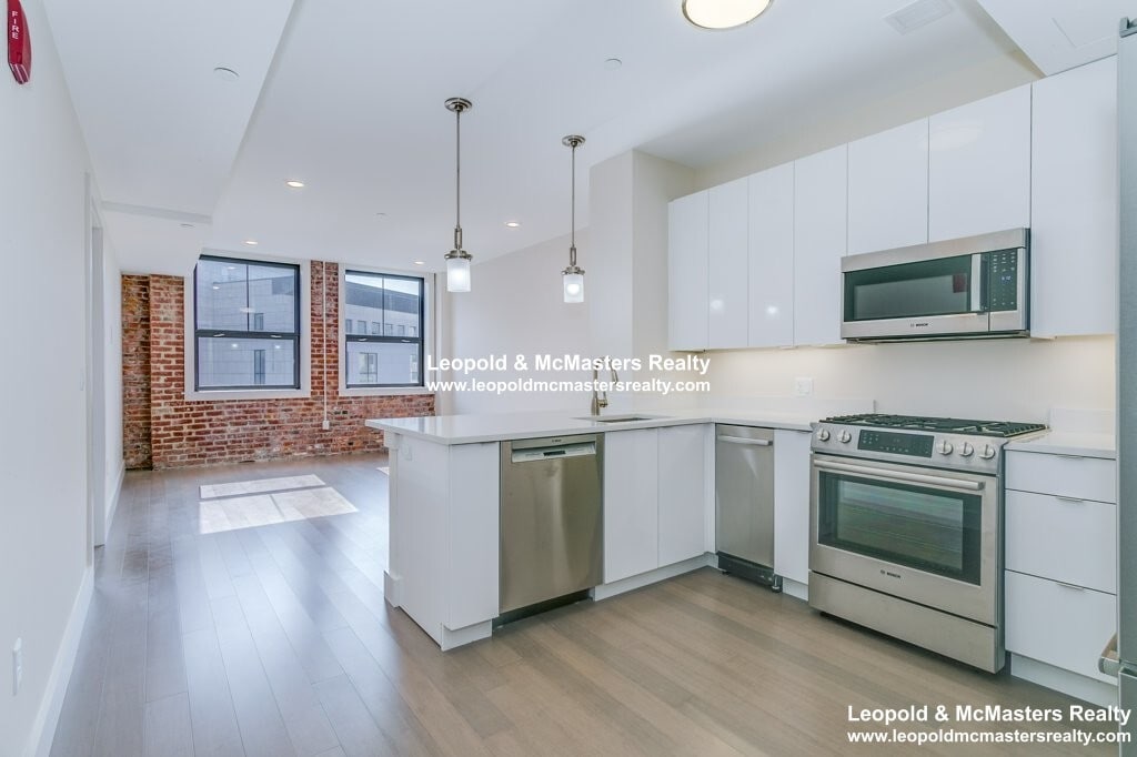 Primary Photo - 121 Portland St