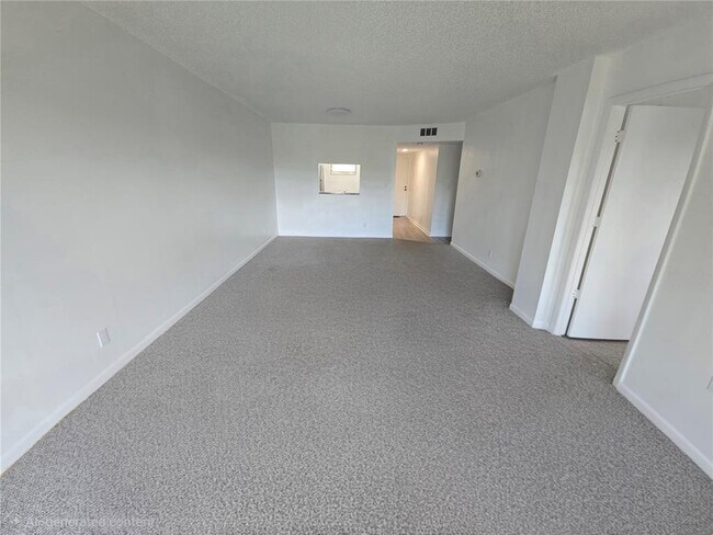 Foto del edificio - 8735 Ramblewood Dr