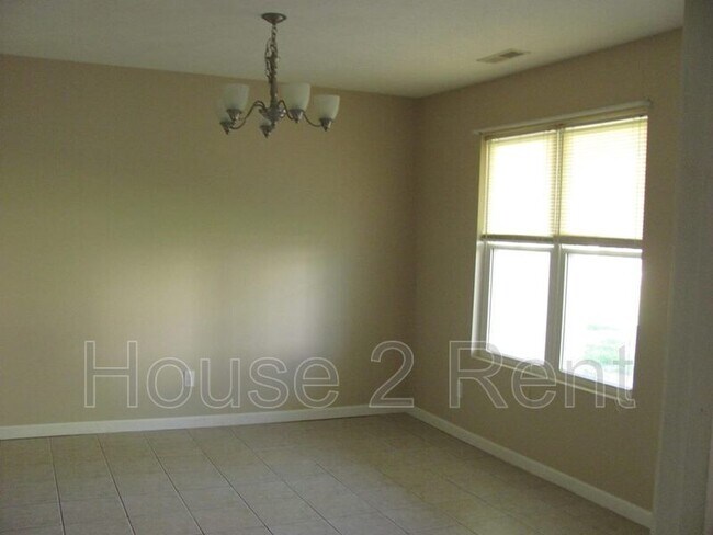 Building Photo - 805 N Washington St