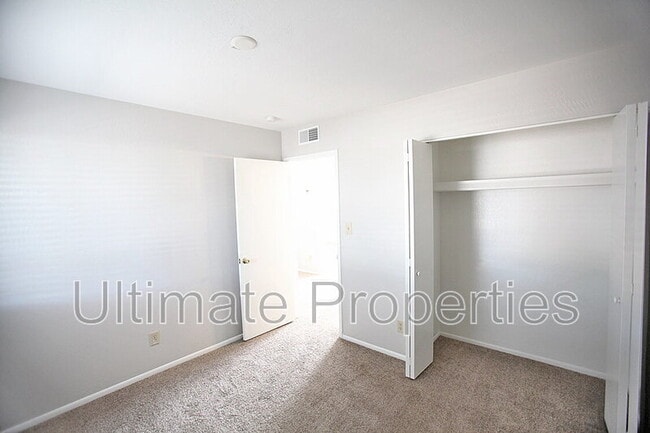 Building Photo - 401 W Utopia Rd