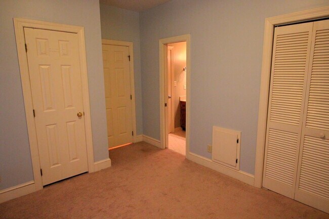 Foto del edificio - Spectacular & Spacious 4 Bedroom, 3 Bathroom Home in Durham with 1st Floor Bedroom!