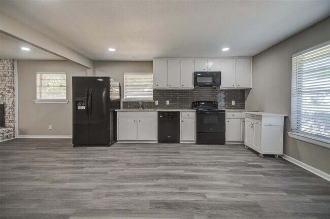 Building Photo - 5 Ellis Cir